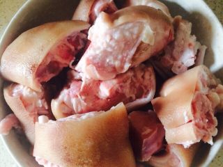 3、花生海带猪蹄汤,将猪蹄洗净宰坨