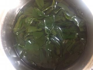 4、花生海带猪蹄汤,海带结泡去盐分