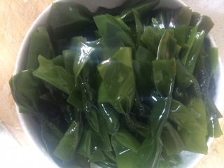 5、花生海带猪蹄汤,洗净沥干