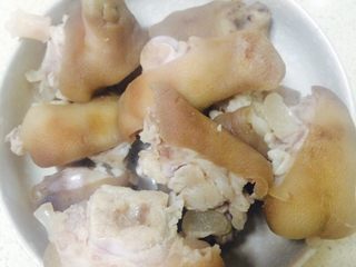 7、花生海带猪蹄汤,捞出，冲洗干净。