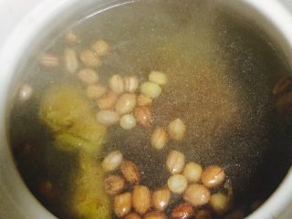 11、花生海带猪蹄汤,倒入花生，小火慢慢的煨