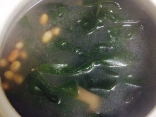 12、花生海带猪蹄汤,小火煨大约一个小时，倒入海带结，继续小火煨。
