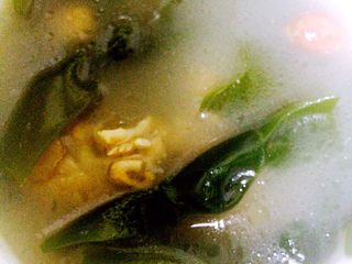 14、花生海带猪蹄汤,可加少许糖提鲜，再加点葱花，即可舀出食用。