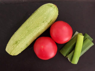 1、番茄炒西葫芦,准备食材：番茄，西葫芦，大葱