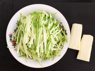 2、番茄炒西葫芦,把西葫芦瓤去掉，切成丝，