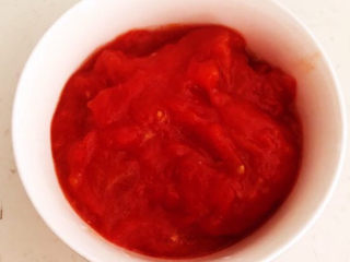 8、番茄炒西葫芦,把番茄酱盛出来备用