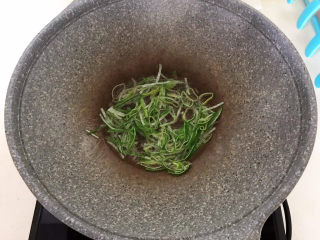 9、番茄炒西葫芦,另起锅，锅烧热后加入玉米油，油烧热后加入葱丝，炒出香味