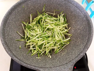 10、番茄炒西葫芦,加入西葫芦，大火爆炒