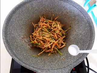 13、番茄炒西葫芦,加入精盐调味