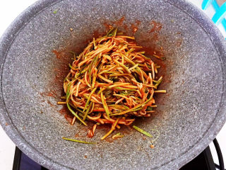 14、番茄炒西葫芦,翻炒均匀即可，番茄炒西葫芦做好了~