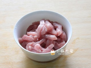 9、过年菜---三鲜蘑菇煲,里脊肉切成小指粗的长条