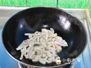 12、过年菜---三鲜蘑菇煲,炒锅烧热后放入30克油，把腌制后的里脊肉入锅