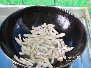 13、过年菜---三鲜蘑菇煲,炒至颜色发白后盛出。