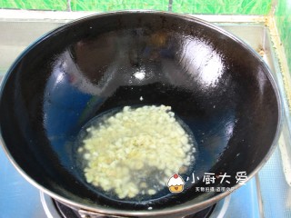 14、过年菜---三鲜蘑菇煲,重新起锅，油放入锅里，加入姜、蒜末爆香