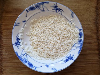 1、团团圆圆——珍珠圆子,糯米洗净提前浸泡2小时以上。