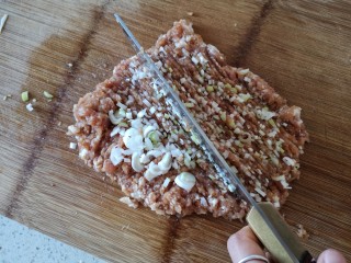 3、团团圆圆——珍珠圆子,加入葱姜剁碎。