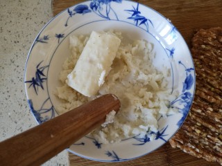 6、团团圆圆——珍珠圆子,放入碗中捣成山药泥。