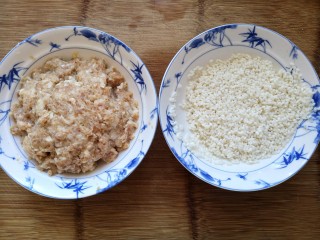 9、团团圆圆——珍珠圆子,腌制10分钟入味。