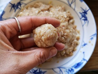 10、团团圆圆——珍珠圆子,手里蘸点水，将抓拌好的肉糜用手挤成肉圆。