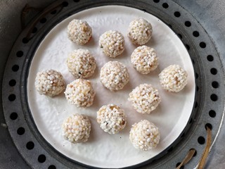 15、团团圆圆——珍珠圆子,上锅隔水，开锅后蒸25分钟即可。