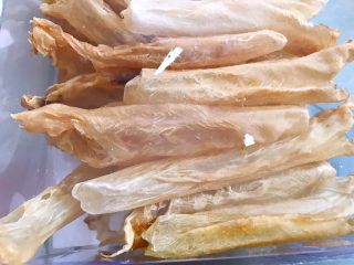 1、养颜玫瑰花胶牛奶冻,我用的这种黄花胶，胶质不错