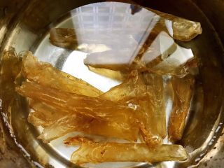 2、养颜玫瑰花胶牛奶冻,称取50克干花胶加清水泡1到2个小时