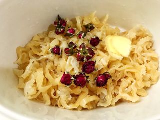 8、养颜玫瑰花胶牛奶冻,加入10几粒金边玫瑰花