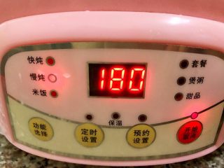 10、养颜玫瑰花胶牛奶冻,隔水炖3个小时左右