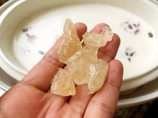 11、养颜玫瑰花胶牛奶冻,最后半个小时根据自己口味加入黄冰糖