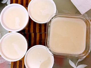 13、养颜玫瑰花胶牛奶冻,待不太烫手后，分装好