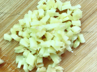 3、土豆焖饭,生姜切成末