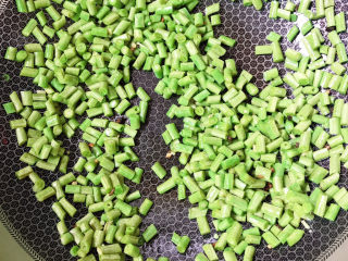 5、土豆焖饭,热锅冷油下姜末炒香后放入豇豆