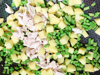 7、土豆焖饭,炒香后放入鸡胸粒