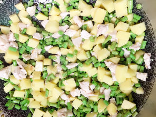 8、土豆焖饭,放少许盐