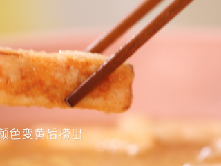 7、咸蛋黄焗南瓜,待南瓜炸至金黄后捞出