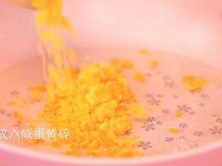 8、咸蛋黄焗南瓜,锅中倒油,放入咸蛋黄碎