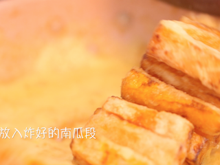 10、咸蛋黄焗南瓜,再倒入炸好的南瓜条