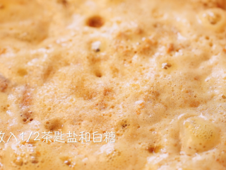 11、咸蛋黄焗南瓜,加入半勺盐和白糖