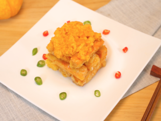 12、咸蛋黄焗南瓜,均匀裹上蛋黄后,就可以出锅啦