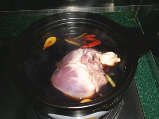 7、#黑酱油# 香辣卤猪心,将腌好的猪心冲洗干净后放入