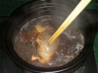 9、#黑酱油# 香辣卤猪心,约炖至完成上色后筷子戳一下，能戳动表明熟烂了