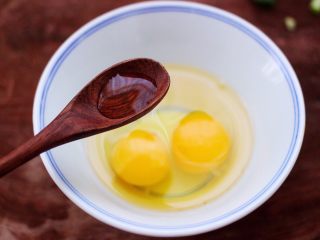 4、金牌海蛎子煎,鸡蛋打散在碗里，加入少许盐和料酒，搅拌均匀即可。