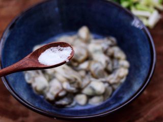 6、金牌海蛎子煎,加入适量的盐调味。