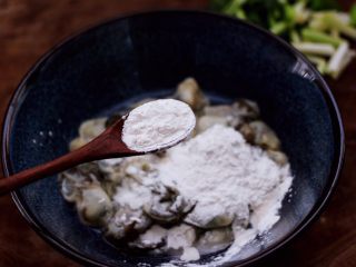 7、金牌海蛎子煎,再加入地瓜粉和生抽。