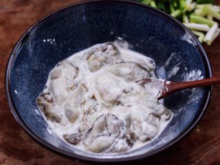 8、金牌海蛎子煎,用筷子搅拌均匀成浆。