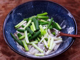 9、金牌海蛎子煎,再加入切段的大部分小香葱段，留点葱叶后用哈。