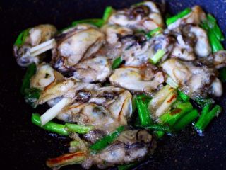 12、金牌海蛎子煎,把海蛎子浆用锅铲轻轻摊平后，看见海蛎子定型凝固的时候，翻一下再煎另一面。