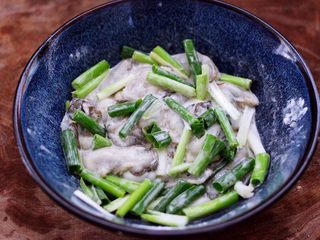 10、金牌海蛎子煎,把小香葱和海蛎子搅拌均匀。