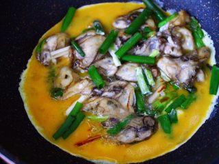 15、金牌海蛎子煎,把鸡蛋液均匀摇均匀后。