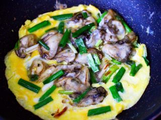 16、金牌海蛎子煎,煎至两面金黄色就可以了，家人喜欢吃嫩一点的，所以我没煎太老，煎熟后淋上芝麻油即可。